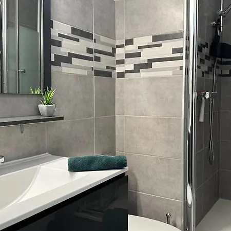 Bright Near And Center 아르카숑